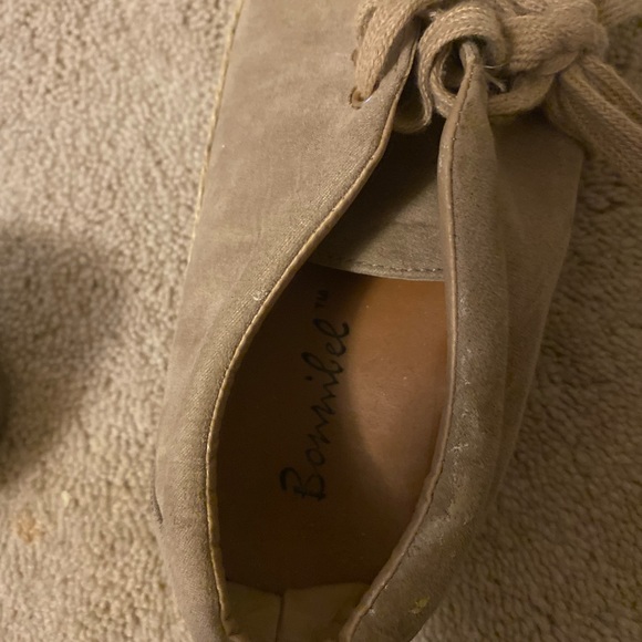 Women’s 5.5 sneaker type shoes - Picture 2 of 3